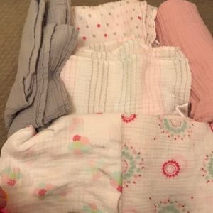 6 baby swaddles. Like new. Muslin fabric.